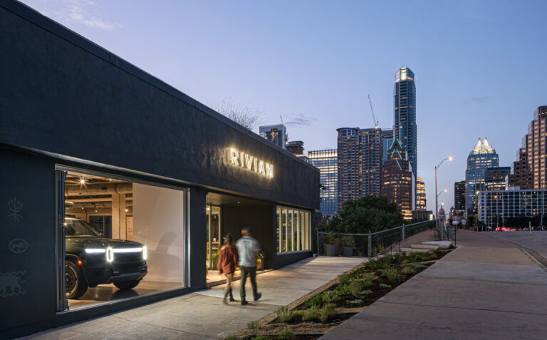 Rivian desbanca VW e Porsche e vira marca oficial do SXSW