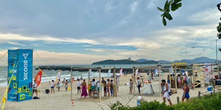 Sicoob leva desafio de escalada e diversão para o Conexão Verão da NSC em Santa Catarina