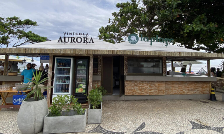 Vinícola Aurora leva roleta de brindes e degustação ao quiosque La Plage no Rio