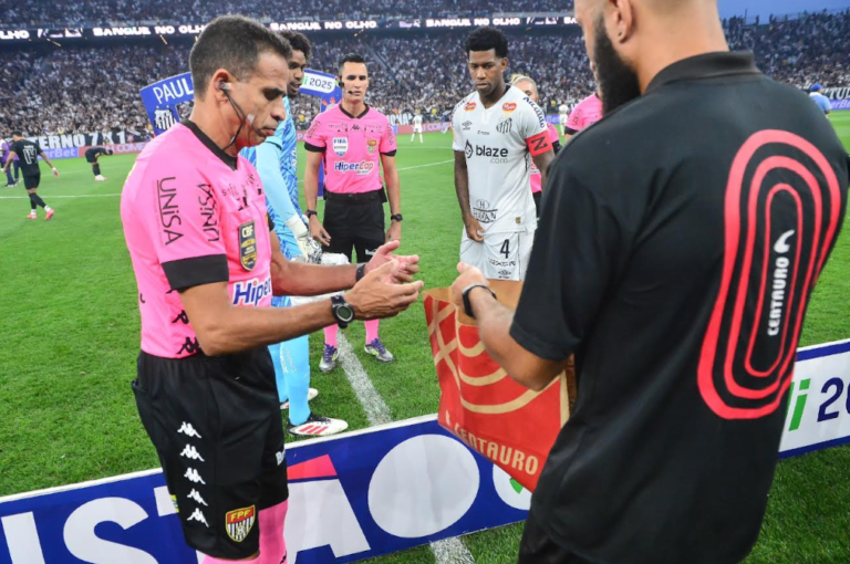 Centauro entrega bola oficial da partida ao árbitro na semifinal do Paulistão