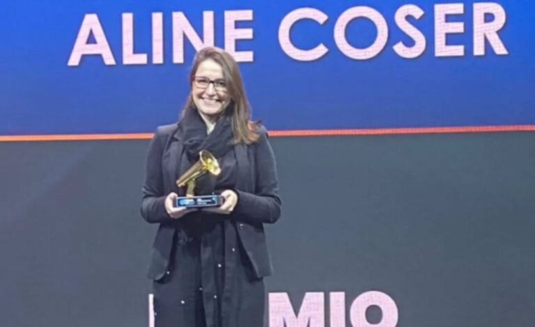 Aline Coser vence na categoria "Atendimento" no Prêmio Live 2022 Aline Coser vence na categoria "Atendimento" no Prêmio Live 2022