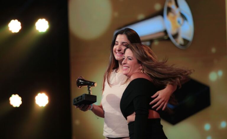 Atenas vence o Prêmio Live 2021 com Live Artística para a Devassa