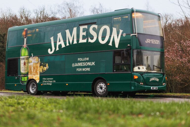 Jameson comemora o St Patrick’s Day com ônibus exclusivo e pizza de edição limitada em Londres