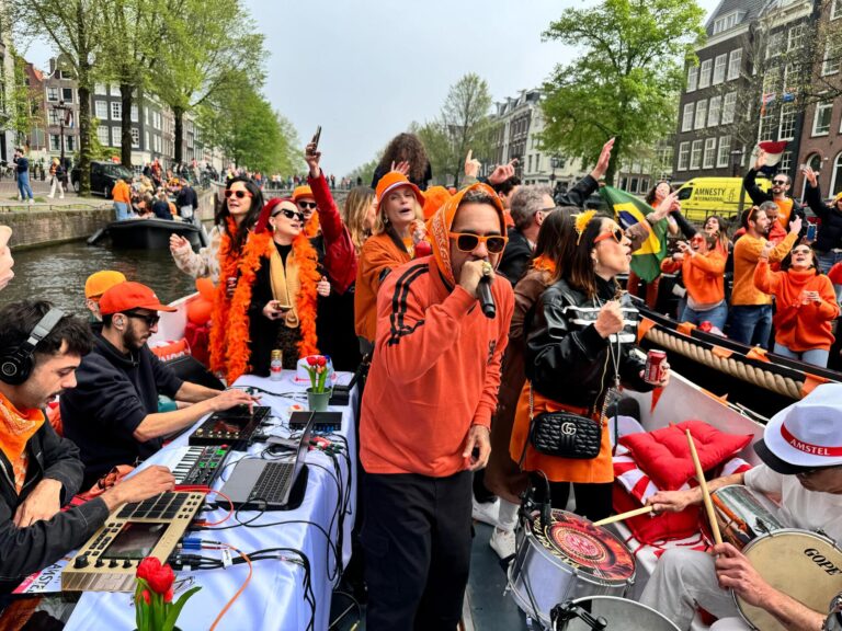 Amstel comemora o Kings Day na Holanda com roda de samba inédita de Marcelo D2
