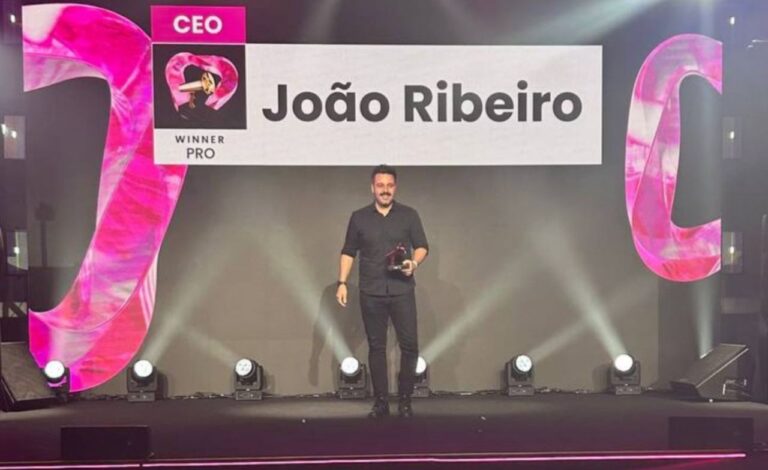 João Ribeiro leva o Megafone de Ouro no Prêmio Live 2023