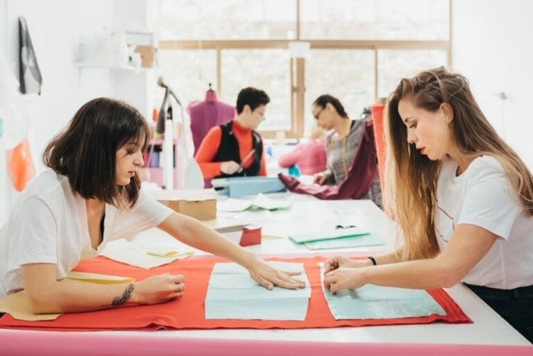 AKM lança concurso inédito para estudantes de Moda criarem novo uniforme da agência