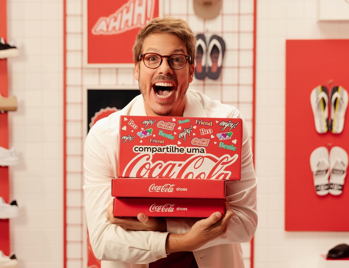 Coca-Cola Shoes apresenta chinelos e tênis personalizáveis na
