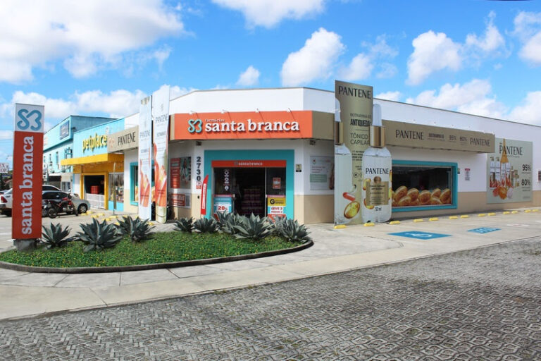 Pantene envelopa unidade da Farmácia Santa Branca no Ceará