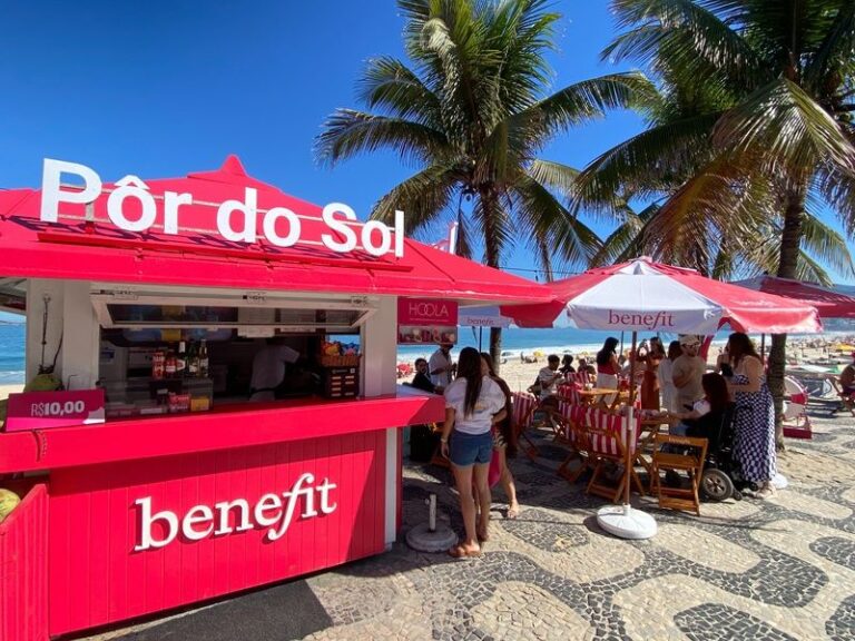 Benefit transforma quiosque em Ipanema em paraíso de beleza e bem-estar Benefit transforma quiosque em Ipanema em paraíso de beleza e bem-estar