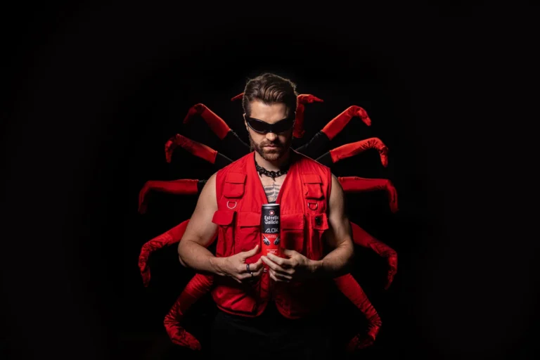 Estrella Galicia marca presença no show de Alok com copo exclusivo e lata comemorativa