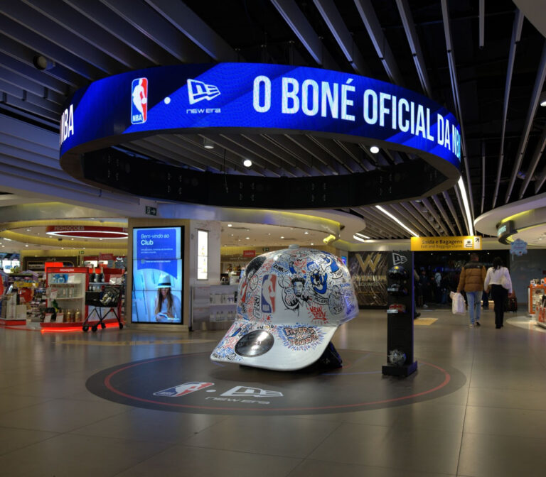 New Era celebra final da temporada da NBA com boné gigante em Guarulhos