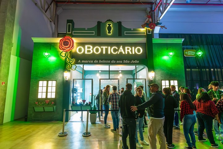 O Boticário participa do primeiro São João de Curitiba com estande assinado pela Air Promo