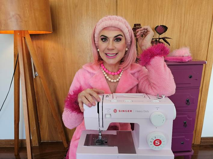 Singer lança máquina rosa e traz atriz da Penélope do Castelo Rá-Tim-Bum para a Mega Artesanal
