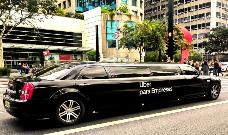 Uber para Empresas surpreende parceiros com experiência VIP em limousine por São Paulo Uber para Empresas surpreende parceiros com experiência VIP em limousine por São Paulo