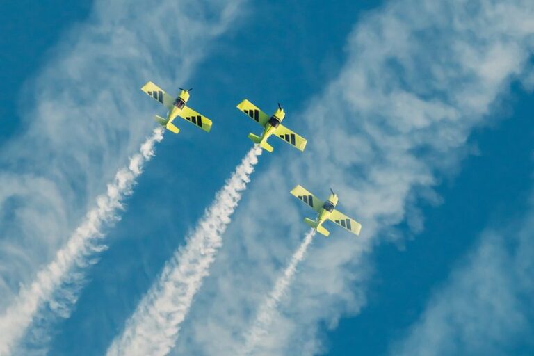 adidas faz espetáculo aéreo com três listras na largada da Maratona do Rio