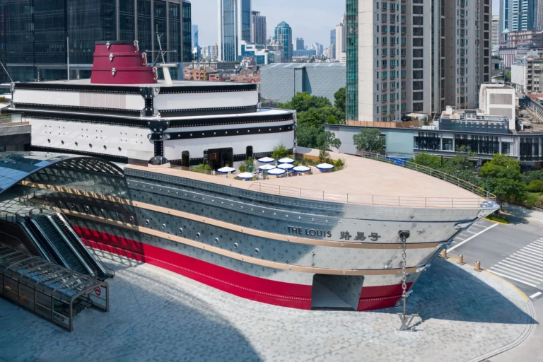 Louis Vuitton inaugura “The Louis”, uma experiência imersiva em formato de navio