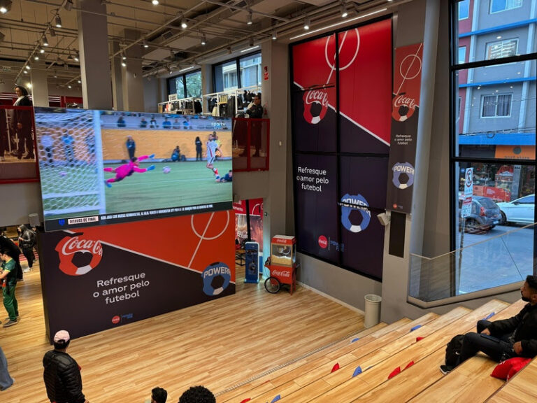Coca-Cola FEMSA oferece experiência esportiva com IA na Centauro durante o Mundial de Clubes