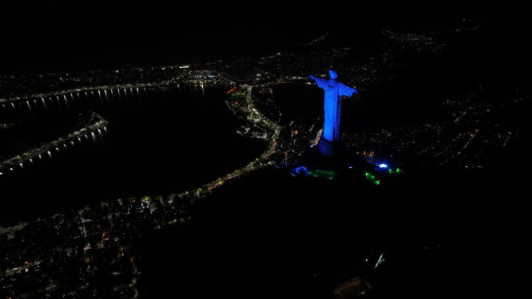 Estácio leva iluminação azul ao Cristo Redentor para comemorar 55 anos