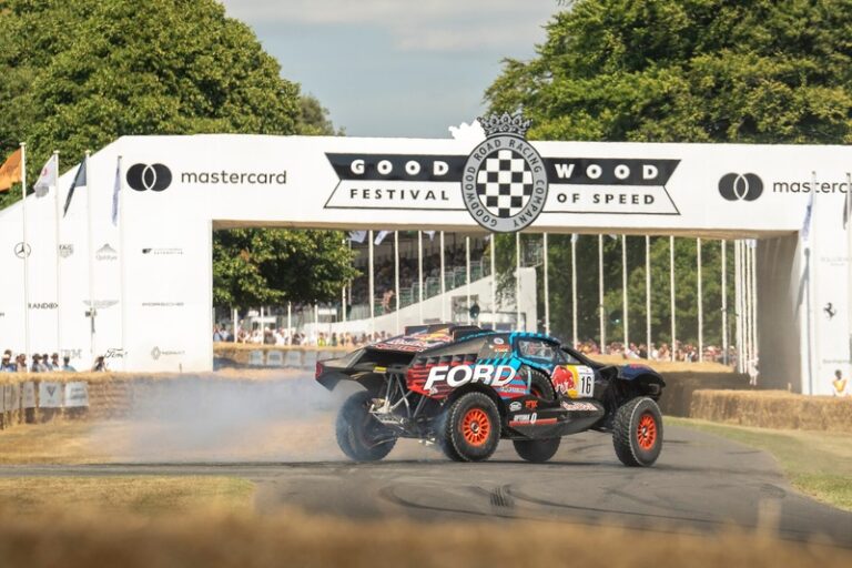 Ford celebra 60 anos da Transit com supervans históricas e recordes no Festival de Goodwood
