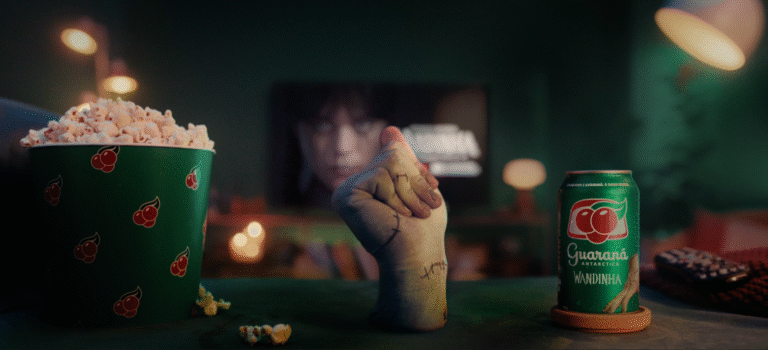 Guaraná Antarctica relança jingle clássico em campanha de Wandinha para a Netflix