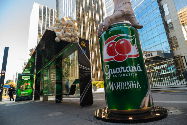 Guaraná Antarctica cria abrigo de ônibus com cheiro de pipoca para nova temporada de Wandinha