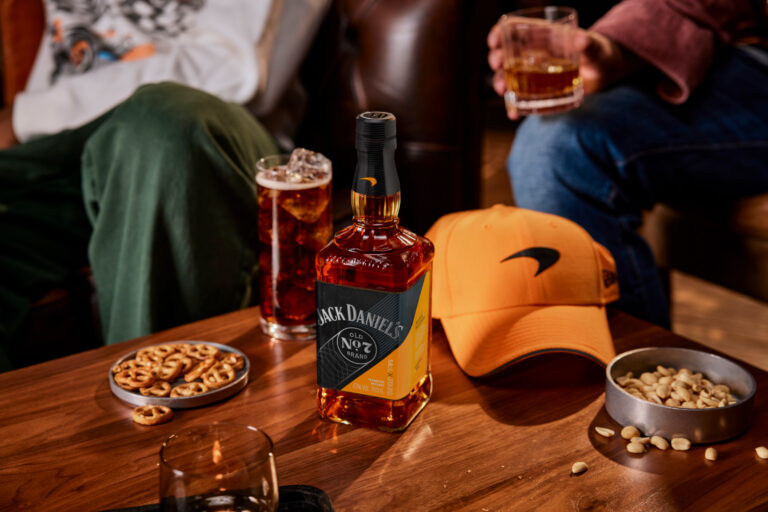 Jack Daniel’s lança edição limitada de uísque em parceria com McLaren Racing
