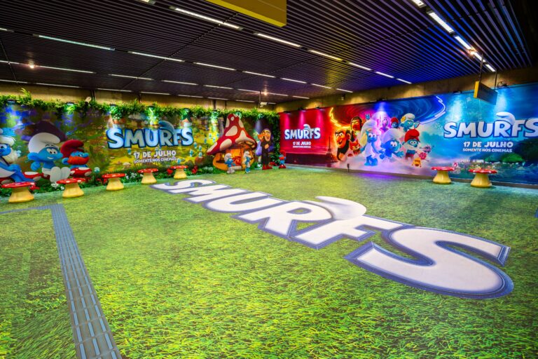 Paramount e JCDecaux levam Vila dos Smurfs à Estação Fradique Coutinho Paramount e JCDecaux levam Vila dos Smurfs à Estação Fradique Coutinho