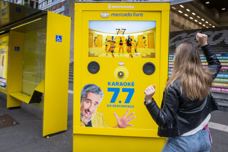Mercado Livre leva karaokê à Paulista em ativação para o “7.7 do Descontaço”