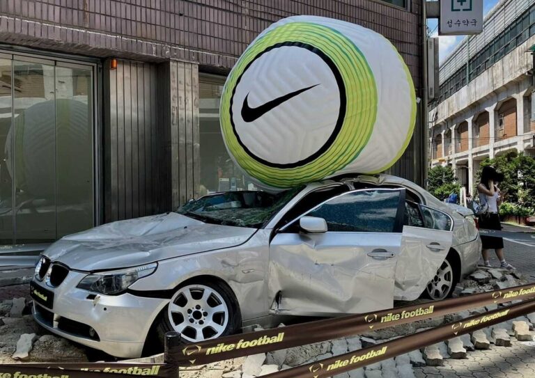 Nike amassa BMW com bola de futebol gigante em Seul