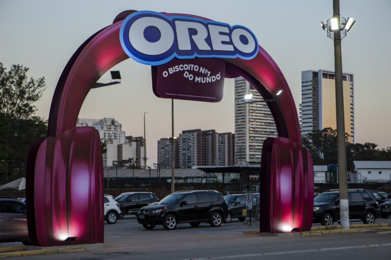 Score assina ativações imersivas para lançamento de Oreo Selena Gomez no Brasil