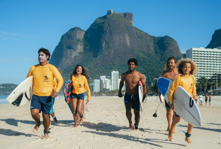 PRIO faz experiência de tow-in para jovens da Rocinha e lança collab social com marca carioca