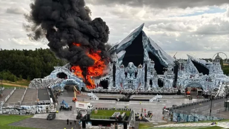 Tomorrowland Bélgica ocorre normalmente apesar do incêndio no palco principal