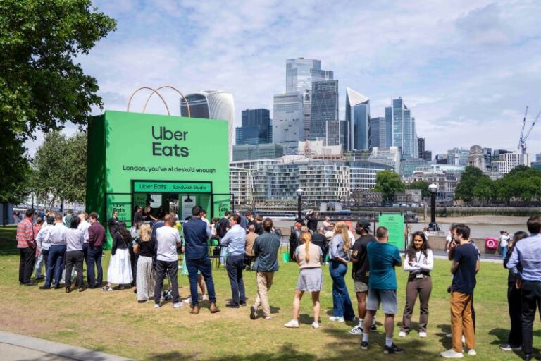 Uber Eats instala sacola gigante de delivery em Londres