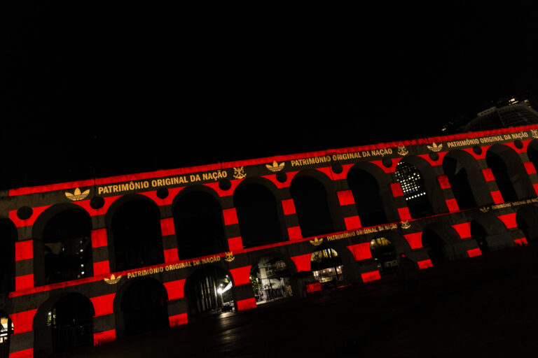 adidas celebra camisa III do Flamengo com projeção nos Arcos da Lapa