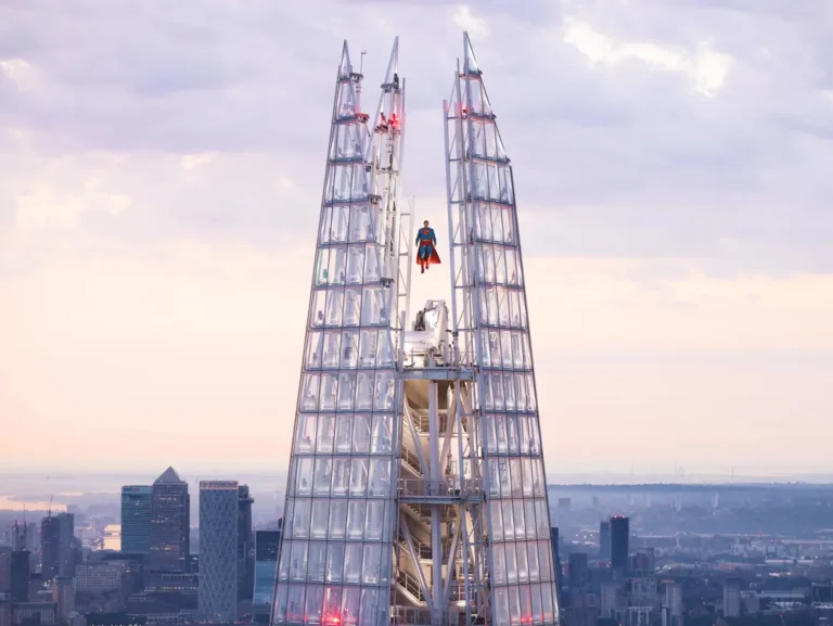 Warner Bros. faz Superman voar no topo do prédio mais alto de Londres