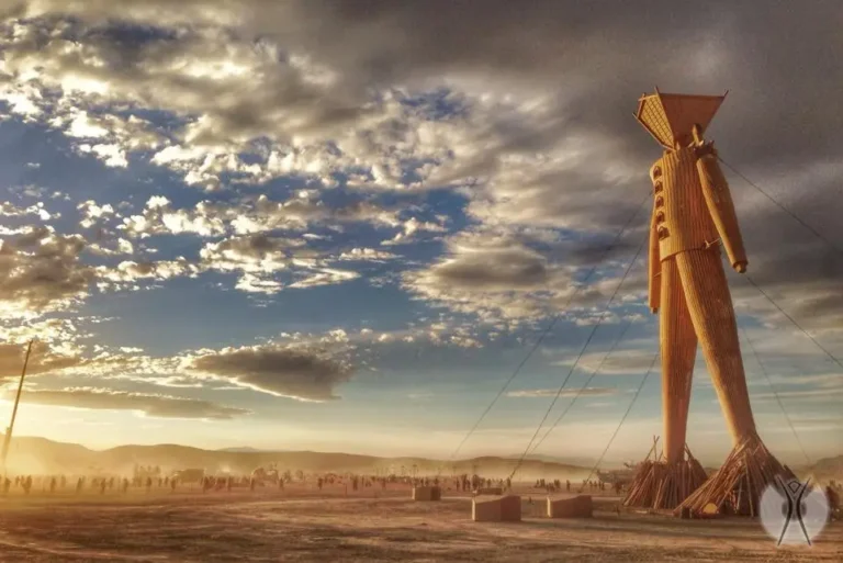 Burning Man 2025 mantém tradição de arte e liberdade em meio ao deserto