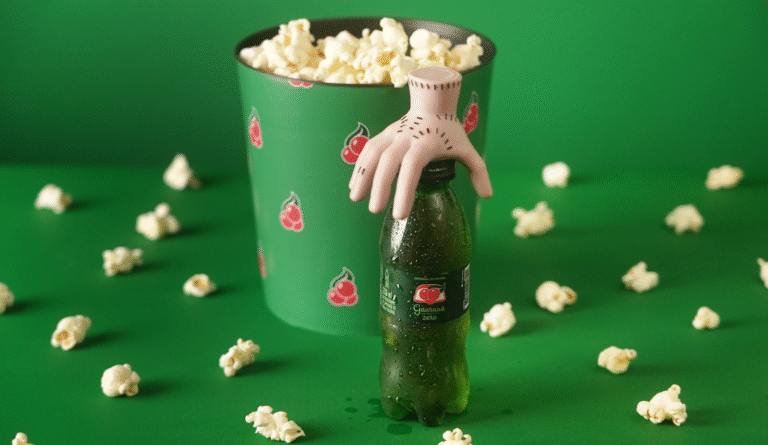 Guaraná Antarctica e Netflix resgatam nostalgia das “caçulinhas” com brinde de Wandinha