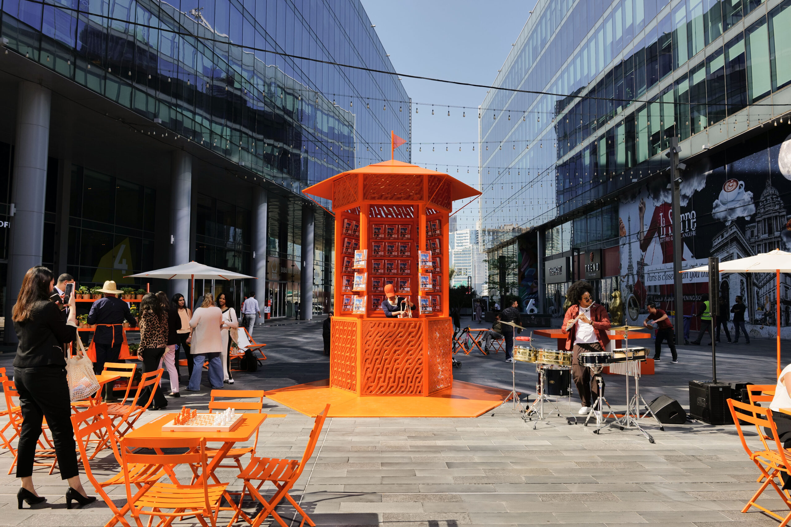 Hermès traz a SP quiosque itinerante da revista Le Monde d'Hermès