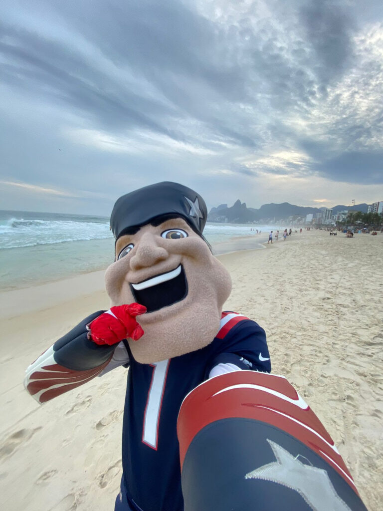 New England Patriots fazem experiência inédita da NFL na praia da Barra, no Rio