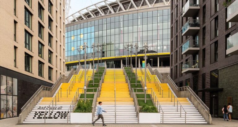 Pantone colore escadaria de Wembley em tributo aos 25 anos de “Yellow”, do Coldplay