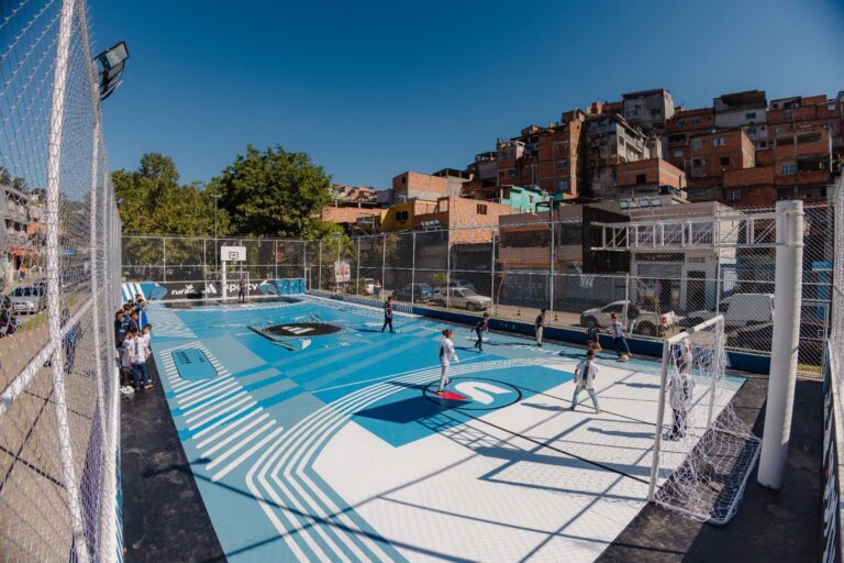 adidas entrega quadra revitalizada na Brasilândia com evento para a comunidade