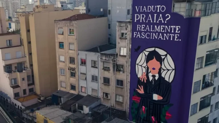 Prefeitura multa condomínio por painel inspirado na série Wandinha no centro de SP