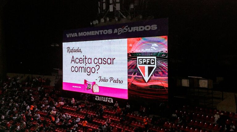 Pedido de casamento no MorumBIS emociona torcida em ação de Sonho de Valsa