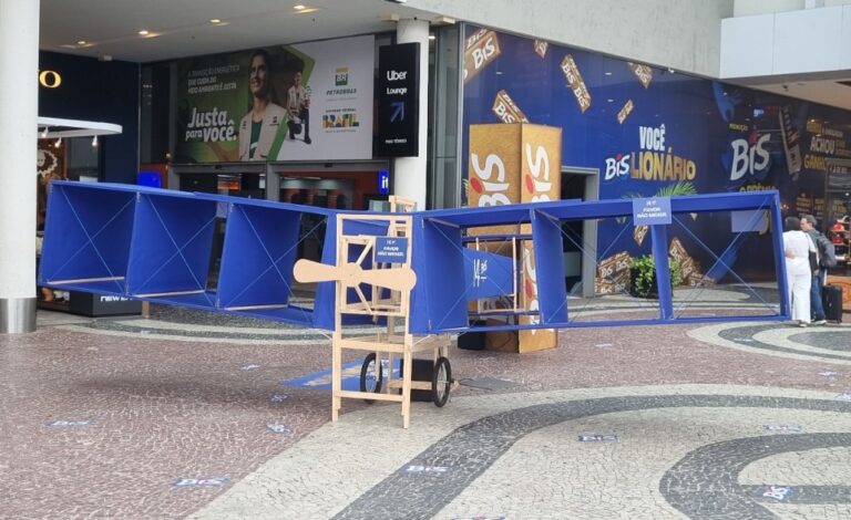 BIS instala réplica do 14 BIS no Bossa Nova Mall