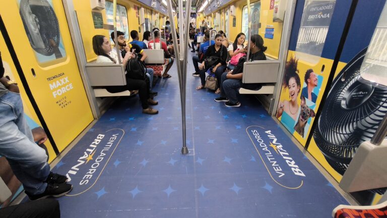 Britânia faz ação OOH de ventiladores no metrô de Salvador Britânia faz ação OOH de ventiladores no metrô de Salvador