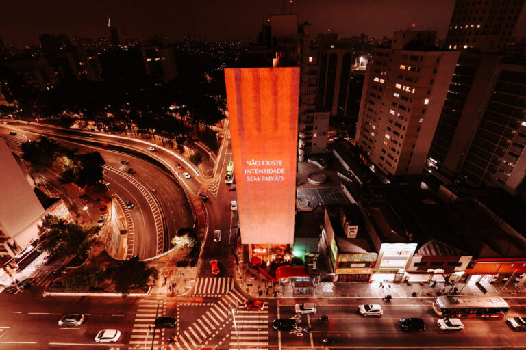 Campari faz projeção mapeada em SP para lançar a Negroni Week 2025
