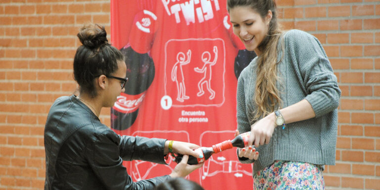 Coca-Cola lança “Friendly Twist”, garrafa que só abre em dupla para estimular interação