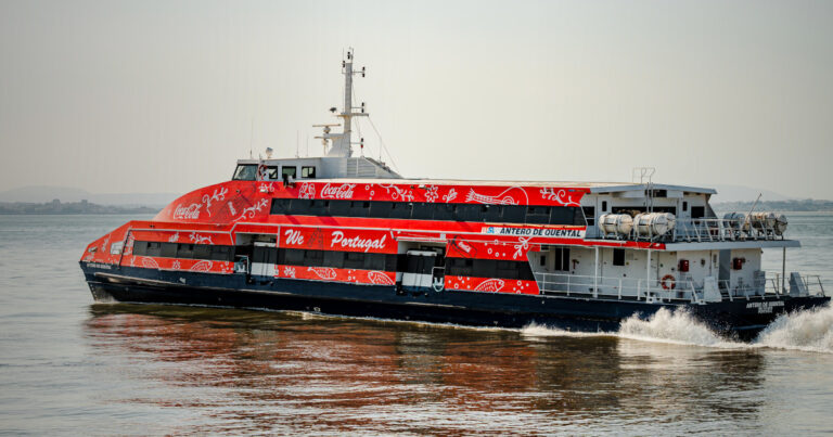 Coca-Cola transforma catamarã em ícone flutuante em Lisboa