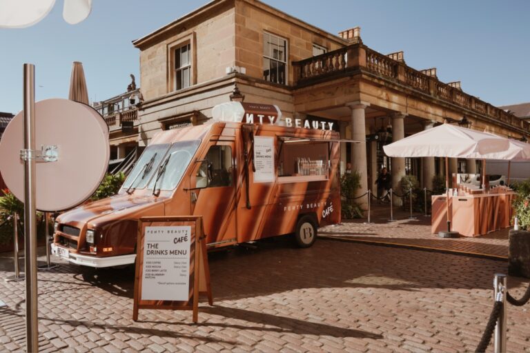 Fenty Beauty Café faz tour no Reino Unido para promover linha de bases da marca Fenty Beauty Café faz tour no Reino Unido para promover linha de bases da marca