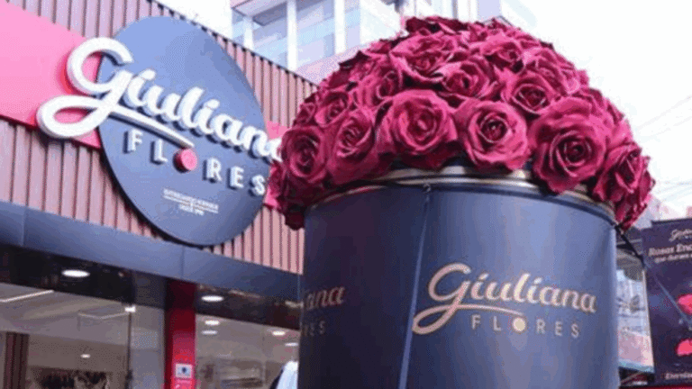 Giuliana Flores transforma entrega em espetáculo ao lançar caminhão com buquê gigante de flores